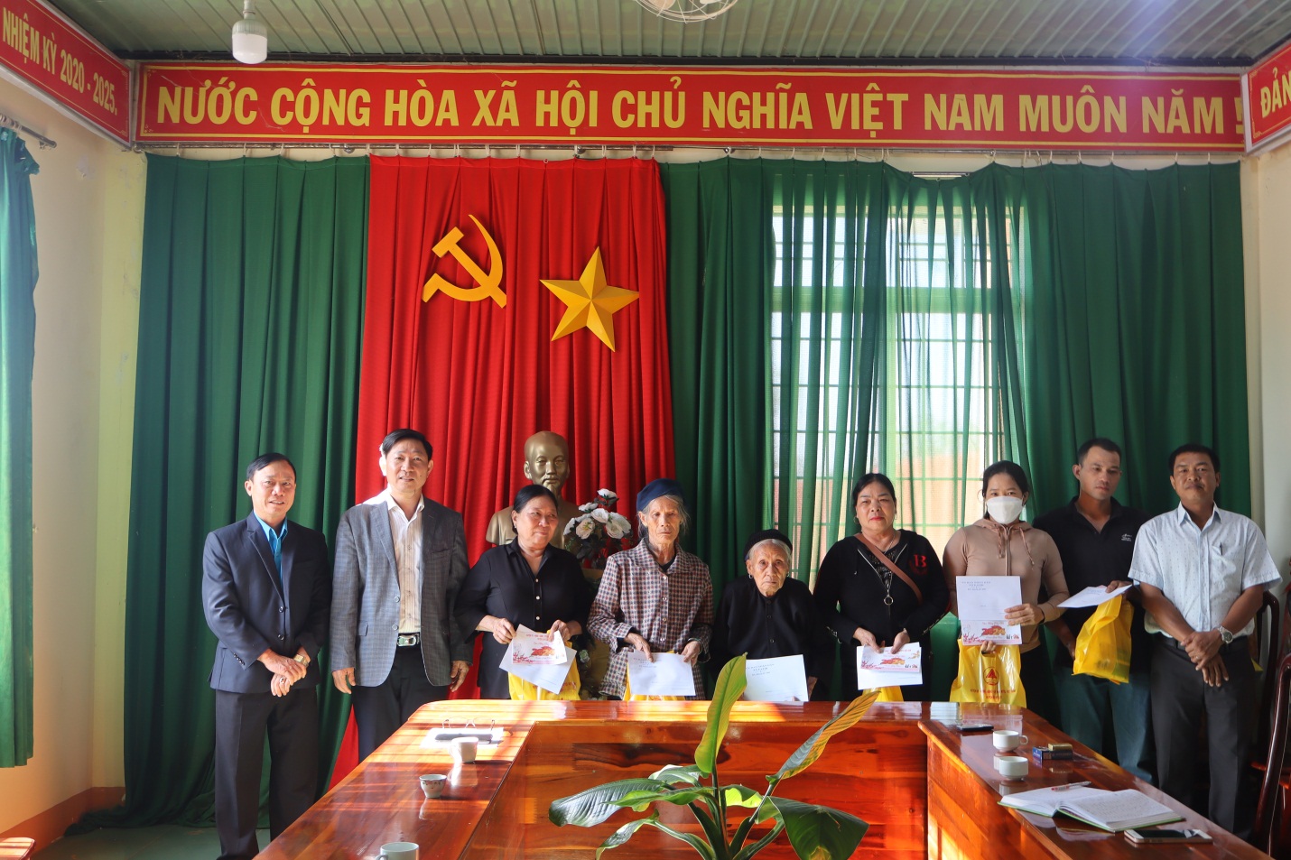 Đồng chí Phạm Văn Khôi – Phó Chủ tịch UBND huyện đến thăm, tặng quà cho Đảng ủy xã Ea Tir và người có công với cách mạng, thân nhân liệt sỹ, thân nhân người có công với cách mạng ở xã Ea Tir